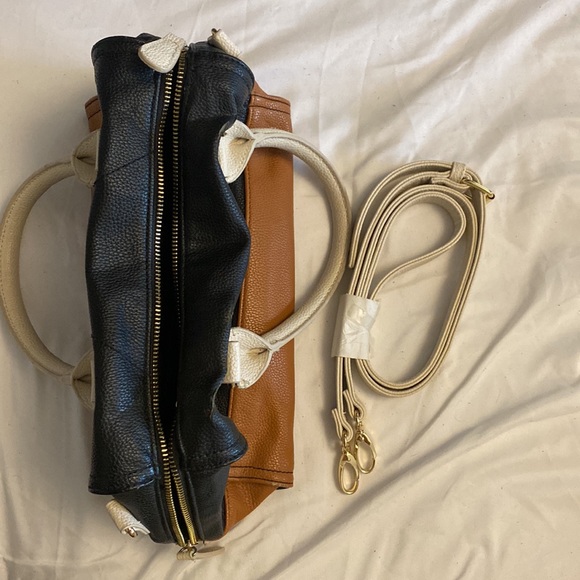 Guess purse poly synthetic leather - Picture 3 of 8